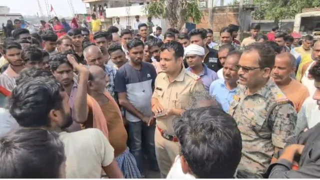 चतरा में पिकअप से खुलकर महिला पर गिरी मिक्सर मशीन, मौके पर ही मौत; ग्रामीणों ने किया सड़क जाम