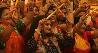 डांडिया के आयोजन में नृत्य करती महिला श्रद्धालु। अभिनव राजन चतुर्वेदी