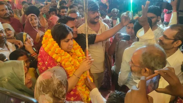 3 साल बाद मीरजापुर के लहंगपुर गांव पहुंचीं पूर्व IAS दिव्या मित्तल, सियासी पारी शुरू करने पर लोगों ने दी बधाई
