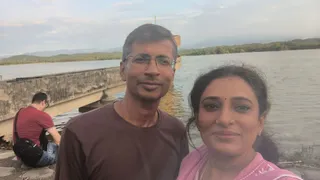 जैविक खेती करने वाली इंजीनियर दंपत्ति रश्मि सचान और अंकुर सचान। जागरण