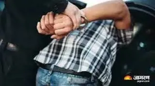 महिला से सोने की बाली झपटने वाले युवक को पुलिस के हवाले किया। (सांकेतिक फोटो)