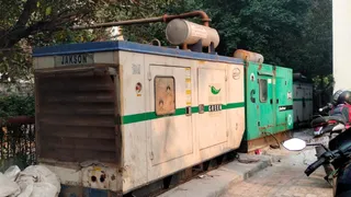 नोएडा की एक सोसायटी में संचालित जनरेटर। जागरण