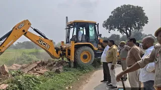 गंगौली खेल मैदान से जेसीबी से हटाया अतिक्रमण।