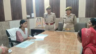 एक दिन की थाना प्रभारी बनीं रागिनी पीड़ितों की शिकायत सुनतीं हुई। सौ. से विभाग।