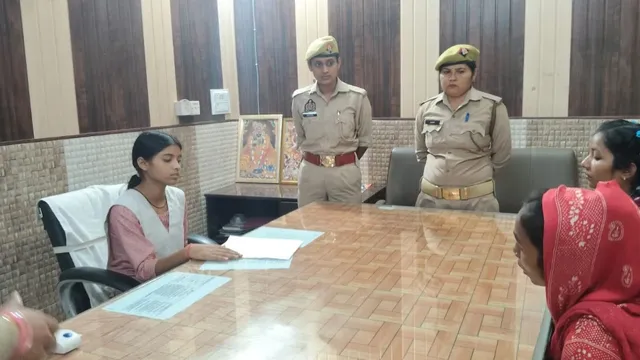 हाथरस में एक दिन की SO बनीं मोनिका व रागिनी: फरियादियों की सुनीं शिकायतें, साइबर फ्रॉड से बचने के तरीके सीखे