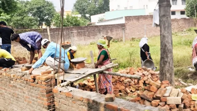 हाईकोर्ट के स्टे के बीच हजारीबाग के हुरहुरू खास महल जमीन पर पक्का निर्माण शुरू, उठे सवाल
