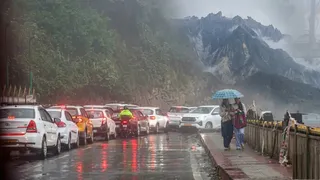 यूपी-राजस्थान समेत कई राज्यों में भारी बारिश का अलर्ट, पहाड़ों पर भारी बर्फबारी (फोटो- एएनआई)