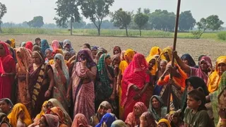 गांव में शव पहुंचने पर गमगीन महिलाएं।