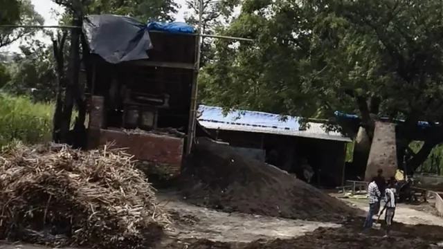 लखीमपुर में गन्ना पेराई से पहले क्रेशर उद्योग पर संकट, कोल्हुओं पर किसानों की नजर
