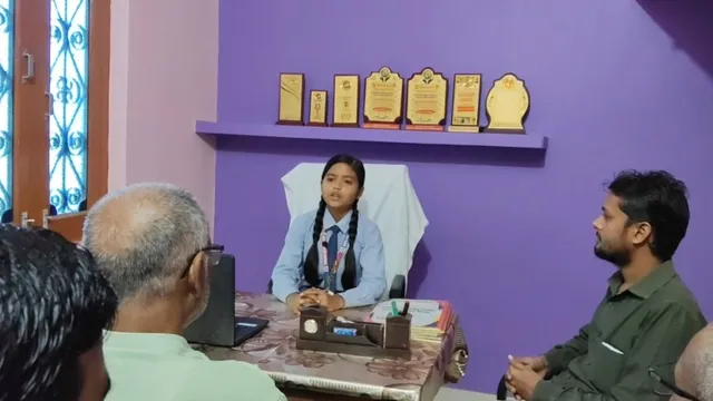 महाराजगंज में एक दिन की थानेदार बनीं मुक्ति तिवारी, फरियादियों की समस्याएं सुनकर दिया निस्तारण का निर्देश
