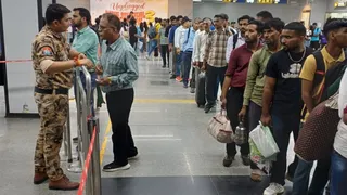 नमो भारत के बेगमपुल स्टेशन पर कतार में खड़े यात्री l जागरण