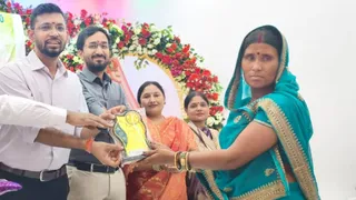 स्वयं सहायता समूहों से जुड़कर ग्रामीण महिलाएं न केवल खुद आत्मनिर्भर बन रही हैं, बल्कि अपने पूरे परिवार की आर्थिक स्थिति को भी मजबूत कर रही हैं।