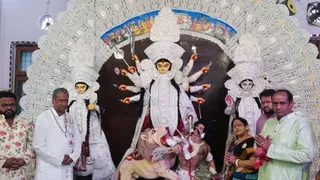 सदर दुर्गाबाड़ी मंदिर में महाषष्ठी पूजा पर शुक्रवार को समिति के पदाधिकारी : जागरण