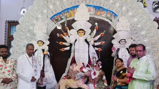 मेरठ दुर्गा पूजा महोत्सव 2026: बंगाली परंपरा से बने नारियल व तिल के लड्डू, मां दुर्गा को आमंत्रण अधिवास; आज महासप्तमी पूजन