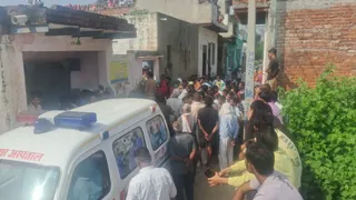 रबूपुरा कोतवाली क्षेत्र के नंगला श्रीगोपाल गांव में पांच लोगों की मौत की जांच में जुटी पुलिस और घर के बाहर उमड़ी भीड़। जागरण