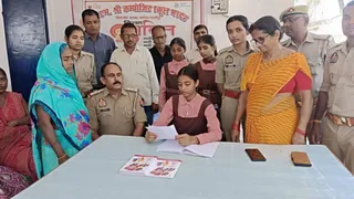 मरदह थाना प्रभारी बनने के बाद सुनवाई करती पूजा पासवान