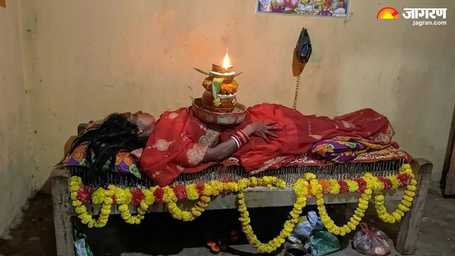 रामगढ़ में नवरात्र की अनोखी साधना, कांटों की सेज पर लेटीं रूपा देवी; सीने पर कलश रख नौ दिनों की तपस्या
