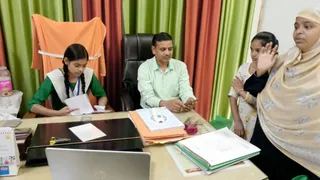 मिशन शक्ति के तहत एक दिन की डीआईओएस बनी कक्षा 10 की छात्रा रिया यादव समस्या सुनती हुई