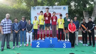 सेंट मेरीज एकेडमी में आयोजित मिनी मैराथन के विजेता व अतिथियों के साथ।