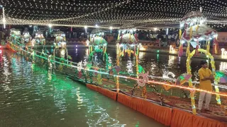 तालाब के बीच अनोखे मंच पर रामलीला का मंचन