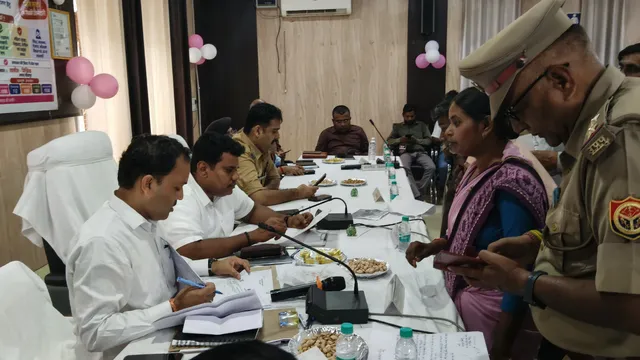 नौकरी करना है तो सही से करो नहीं तो साइड लाइन कर दूंगा... सीतापुर में जिलाधिकारी ने लगाई कानूनगो को फटकार

