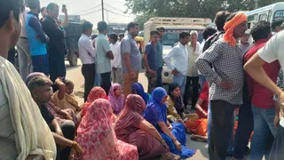 मृतका के परिवार की महिलाएं सोहना-गुरुग्राम मुख्य मार्ग पर चिल्ड प्वाइंट के समीप धरने पर बैठ गईं।