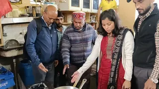 शिमला में मिठाई की दुकान का निरीक्षण करती टीम। जागरण