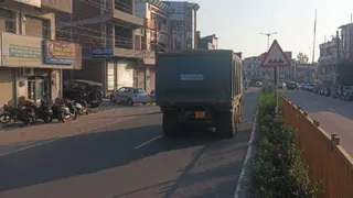सड़कों पर हादसों को न्योता दे रहे ओवरलोड टिप्पर। फोटो जागरण