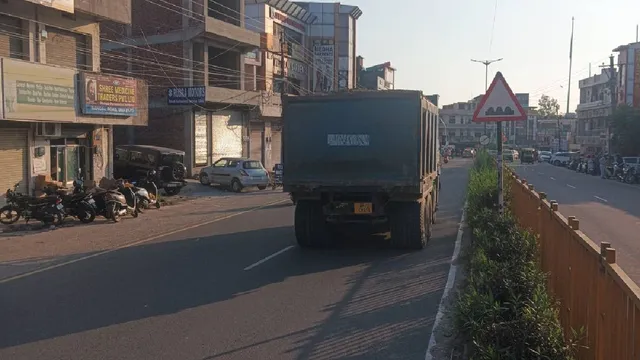 ऊना की सड़कों पर हादसों को न्योता दे रहे ओवरलोड टिप्पर, राहगीरों के लिए बने खतरा; रोड पर बिखरी बजरी से फिसल रहे वाहन
