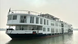जर्मनी और यूरोप के 21 पर्यटकों को लेकर काशी आ रहा गंगा विलास क्रूज।