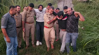 पुलिस की गिरफ्त में घायल बदमाश। जागरण