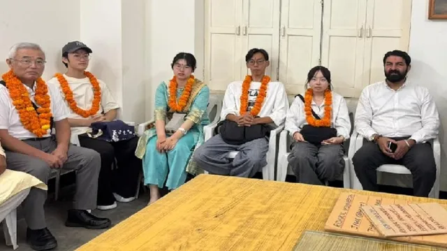 भारतीय संस्कृति को समझने बागपत पहुंचा जापानी दल, मट्ठा-गुड़ का लिया स्वाद-ग्रामीण जीवन शैली को जाना