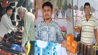 खादी महोत्सव और प्रदर्शनी में अपने उत्पाद दिखाते दुकानदार। जागरण