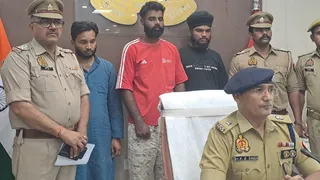 पुलिस लाइन में आयोजित प्रेस वार्ता में खैर की लकड़ी चोरी के बारे में जानकारी देते एएसपी सिटी। जागरण