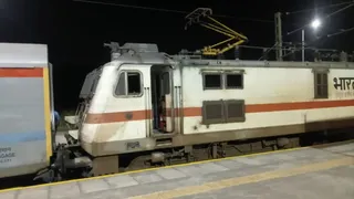 शंटिंग लाइन नहीं होने के कारण पीछे से इंजन लगाकर पिस्का ले जाई गई ट्रेन।