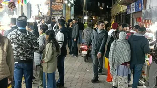 दिल्ली, हरियाणा, पंजाब और एनसीआर से पहुंचे पर्यटक, स्थानीय उत्पादों की खरीदारी के साथ लिया राजमा चावल का स्वाद। जागरण