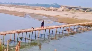 अररिया में बकरा नदी के तीरा घाट पर नाव व चचरी पुल के सहारे नदी पार करते लोग।