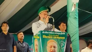 टांडा में मंच पर सभा को संबोधित करते सांसद असदुद्दीन ओवैसी।