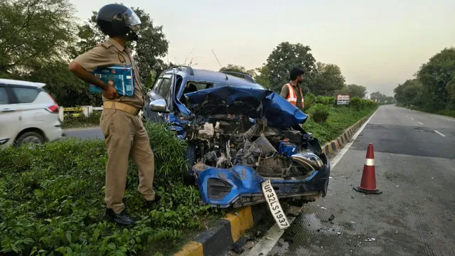 बस्ती में हाइवे पर सड़क हादसा, रोडवेज बस से टकराई कार; 2 लोगों की हालत गंभीर