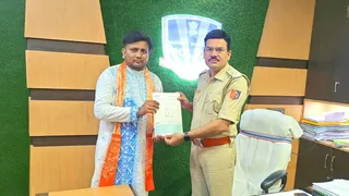 बेगुनिया पूजा कमेटी के सदस्य सोनू को चेक प्रदान करते कुल्टी थाना प्रभारी अशोक सिंग महापात्र।(फोटो जागरण)