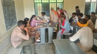 ग्रामीणों का स्वास्थ्य परीक्षण किया गया।