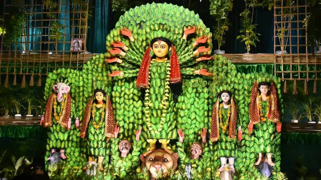 धनबाद में दुर्गा पूजा की धूम: कहीं 1 लाख पौधों से बना इको-फ्रेंडली पंडाल तो कहीं दिखेगा 'गुपचुप का संसार'
