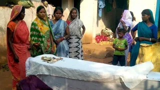 गुजरात फैक्ट्री हादसे में जान गंवाने वाले मजदूर का शव दुमका के ऊपर ग्रहण गांव पहुंचने पर शोकाकुल स्वजन। (फोटो जागरण)