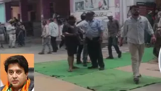 ट्रॉमा सेंटर परिसर में बिछाया गया ग्रीन मैट। (वीडियो ग्रैब)