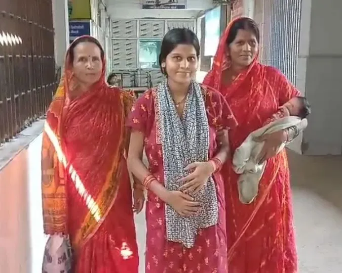Jamui Hospital Family Celebrates Baby Girl Birth with Grand Welcome (1)