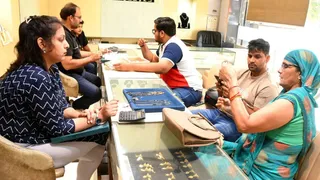 मथुरा: शहर में होली गेट मार्ग स्थित विनोद ज्वेलर्स की दुकान पर आभूषण पसंद करते ग्राहक। फोटो जागरण