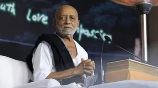 मानस वक्ता मोरारी बापू।