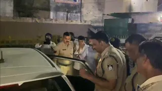 पिपरिया रेलवे स्टेशन की पार्किंग में खड़ी कार में जांच करती पुलिस।