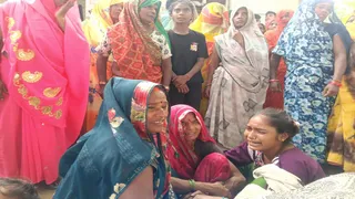 प्रतापगढ़ में संग्रामगढ़ थाना क्षेत्र के नया पुरवा लालू पट्टी गांव में मां-बेटे की संदिग्ध मौत पर बिलखते स्वजन। जागरण