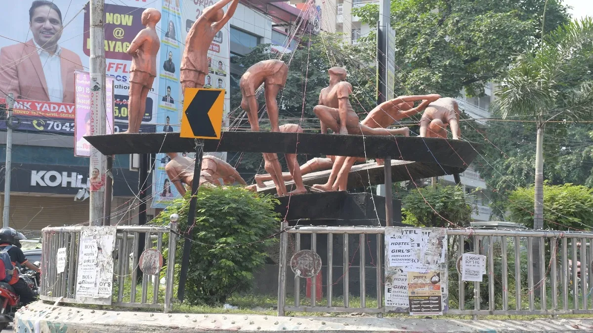 Prayagraj Patrika intersection Park Broken Gate
